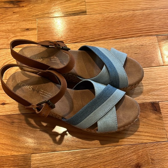 Size 8 TOMS platform sandals. Good used condition - Picture 1 of 3